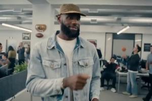 媒体人:说老詹代言费比工资高违规太荒谬 他不像小卡拿钱不干活